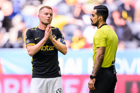s Sebastian Larsson och domare Mohammed Al-Hakim