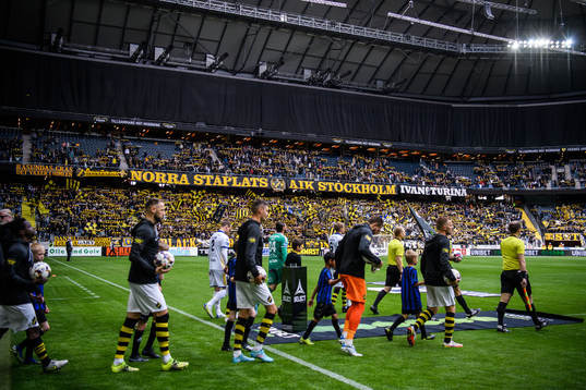 s och Sirius spelare gör entré