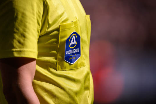 Allsvenskans logotyp på en domartröja