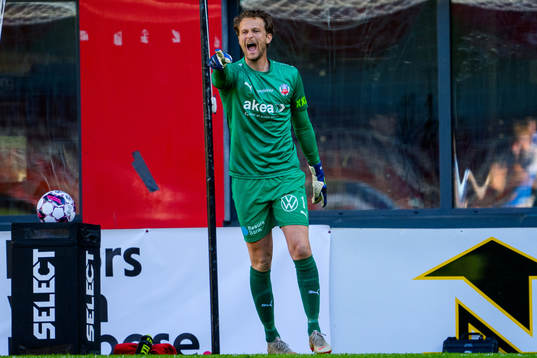 Helsingborgs målvakt Anders Lindegaard reagerar