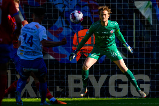 Helsingborgs målvakt Anders Lindegaard reagerar