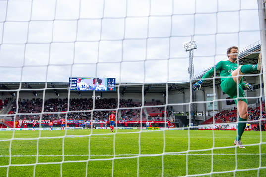 Helsingborgs målvakt Anders Lindegaard deppar