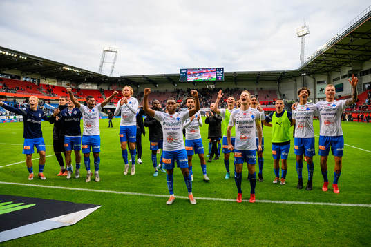 Värnamos spelare tackar publiken