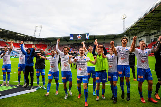 Värnamos spelare tackar publiken