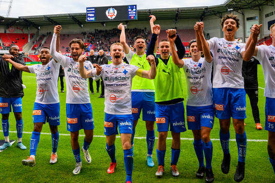 Värnamos spelare tackar publiken