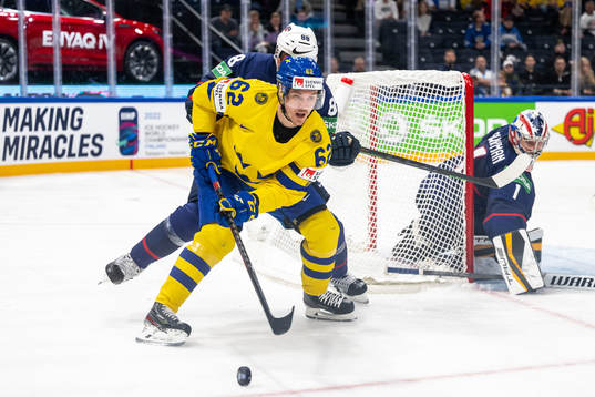 Nate Schmidt of USA and Joel Kellman of Sweden