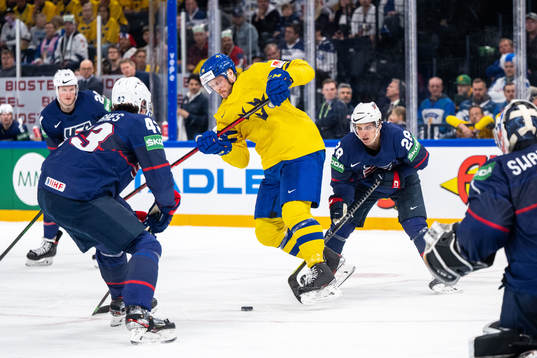 Carl Klingberg of Sweden and Vinni Lettieri of USA