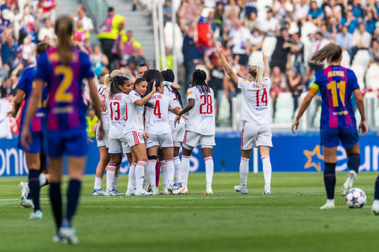 Ada Hegerberg and players of Lyon celebrate 0-1