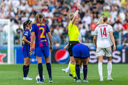Lina Lehtovaaralyon, referee, gives a yellow card to Ada