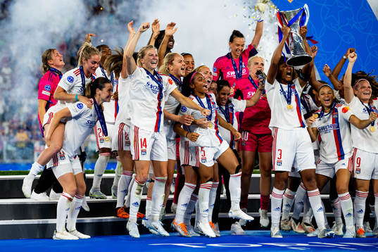 Ada Hegerberg, Wendie Renard and players of Lyon celebrate