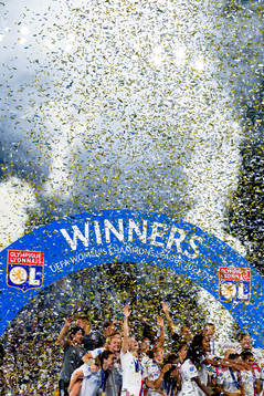 Ada Hegerberg and players of Lyon celebrate winning the