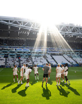 Ada Hegerberg and players of Lyon warm up
