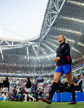 Fridolina Rolfö of Barcelona enters the pitch