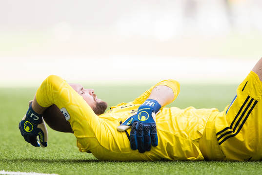 IFK Norrköpings målvakt Oscar Jansson har ont