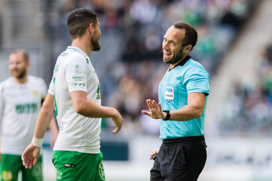 Hammarbys Astrit Selmani och domare Kaspar Sjöberg