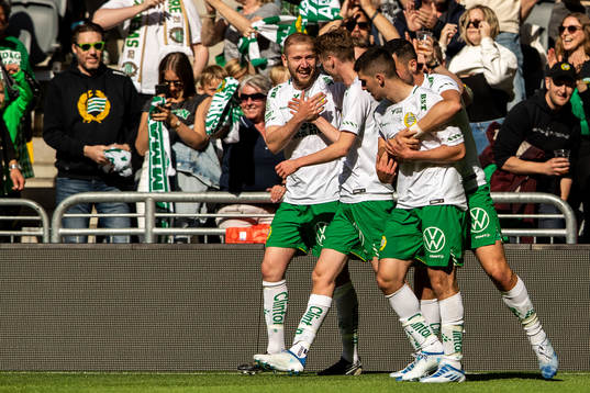 Hammarbys Darijan Bojanic jublar med lagkamrater