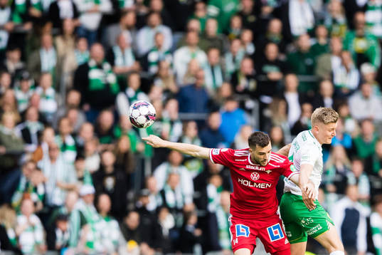 IFK Norrköpings Egzon Binaku i en nickduell med Hammarbys