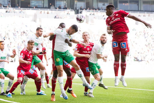 Hammarbys Astrit Selmani uppvaktas av IFK Norrköpings