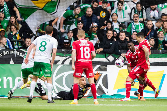 Hammarbys målvakt Oliver Dovin med en räddning