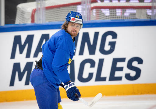 Bläddra bland fler bilder av 2022 IIHF Ice Hockey World Championship, day 9, Sweden, morning skate 