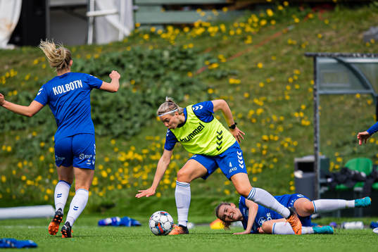 Lena Soleng Hansen of Kolbotn warms up