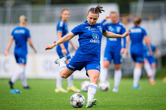 Siw Døvle of Kolbotn warms up