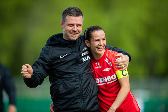 Alexander Straus, head coach of Brann, and Tuva Hansen of