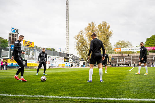 Landskronas spelare värmer upp