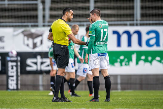Brages André Reinholdsson i samtal med domare Farouk Nehdi