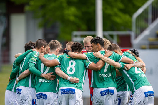 Brages spelare samlas