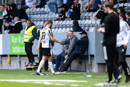 Landskronas Erik Hedenquist lämnar planen