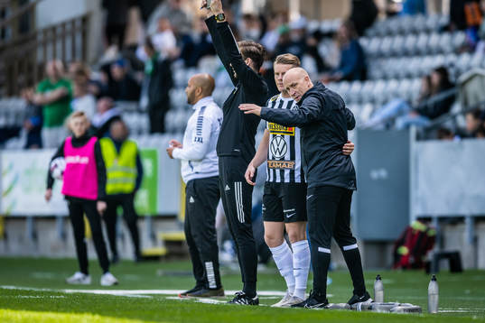 Landskronas tränare Billy Magnusson instruerar Jacob Blixt