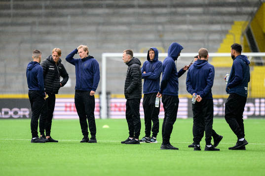 IFK Göteborgs spelare inspekterar planen innan