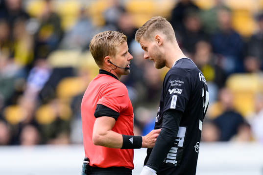 Domare Glenn Nyberg pratar med Elfsborgs målvakt Tim