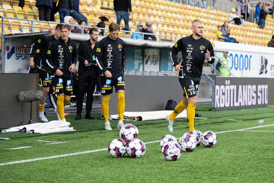Elfsborgs Simon Strand kommer in till uppvärmning