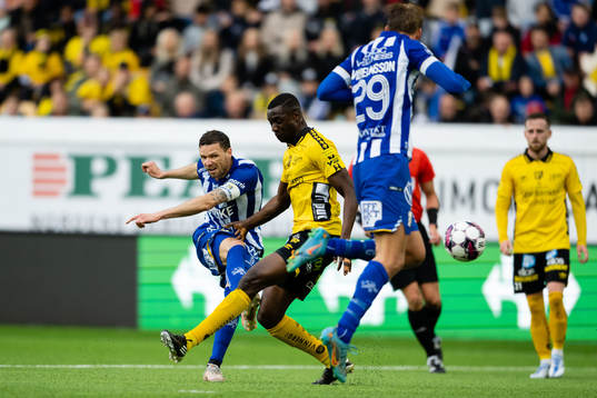 IFK Göteborgs Marcus Berg skjuter in 1-1