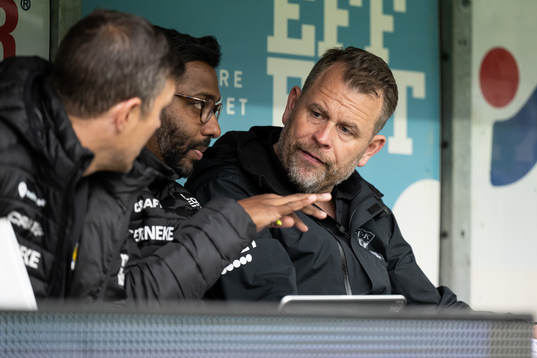 IFK Göteborgs tränare Mikael Stahre diskuterar