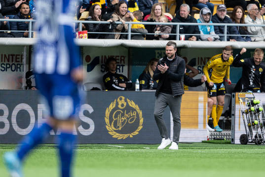 Elfsborgs manager Jimmy Thelin jublar