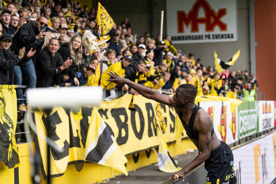 Elfsborgs Maudo Lamine Jarjué kastar upp sin matchtröja