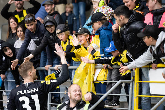Elfsborgs målvakt Tim Rönning ger en supporter sina