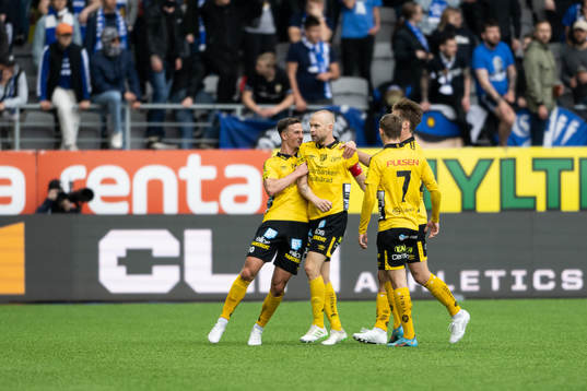 Elfsborgs Johan Larsson jublar med Simon Olsson