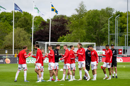 Degerfors spelare före fotbollsmatchen i Allsvenskan
