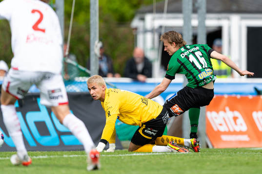 Degerfors målvakt Alfie Malik Whiteman och Varbergs