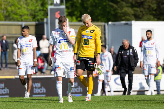 Degerfors Johan Bertilsson och målvakt Alfie Malik