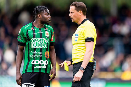 Varbergs Gideon Mensah får gult kort av domare Andreas