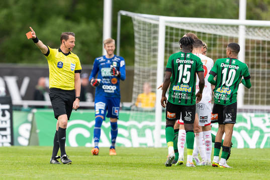 Domare Andreas Ekberg ger rött kort till Varbergs Teshreeq