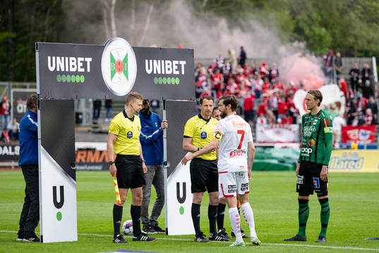 Slantsingling före fotbollsmatchen i Allsvenskan mellan