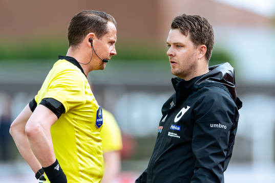 Domare Andreas Ekberg och Degerfors tränare Andreas