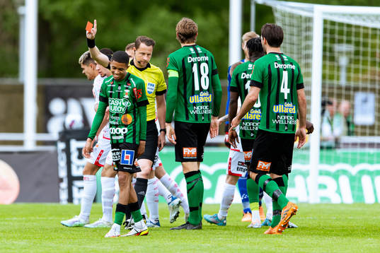 Varbergs Teshreeq Matthews får rött kort av domare