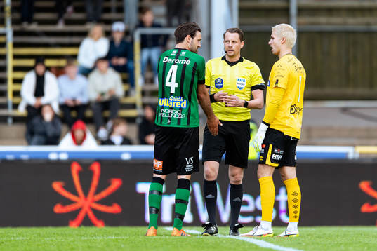 Domare Andreas Ekberg talar med Varbergs Oliver Stanisic